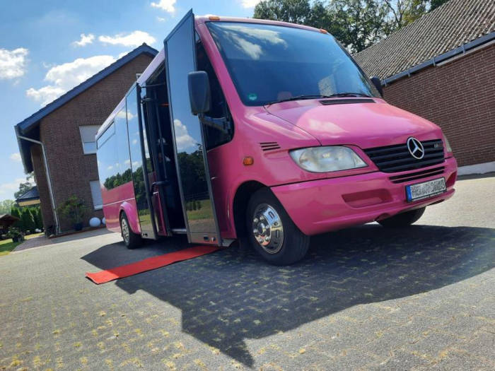 partybus pink